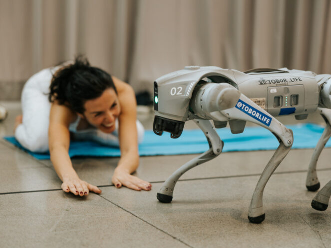 On October 10, Swissnex in San Francisco invited tech enthusiasts to unwind from SF Tech Week with a Robot-Puppy Yoga session