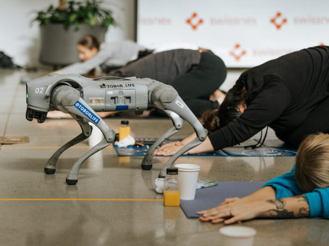 On October 10, Swissnex in San Francisco invited tech enthusiasts to unwind from SF Tech Week with a Robot-Puppy Yoga session