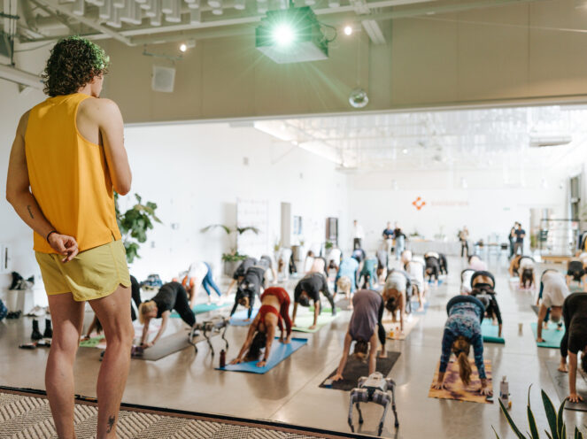 On October 10, Swissnex in San Francisco invited tech enthusiasts to unwind from SF Tech Week with a Robot-Puppy Yoga session